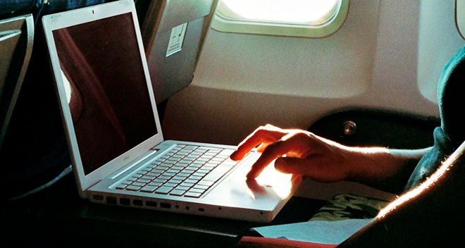 EUA e Reino Unido proíbem tablets e laptops na cabine dos aviões provenientes de países árabes