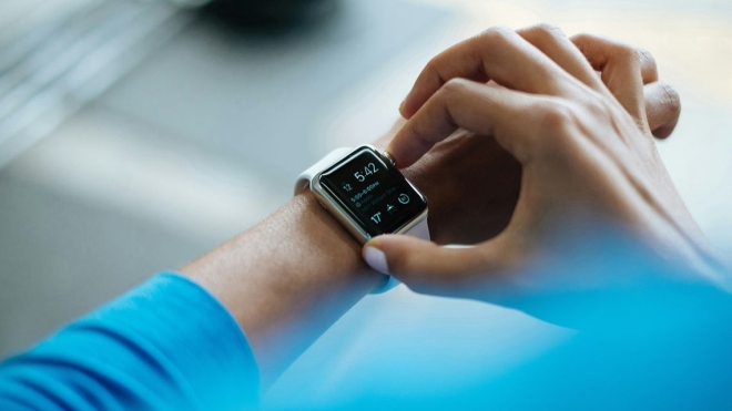 Mercado global de smartwatches regressa ao crescimento em 2025