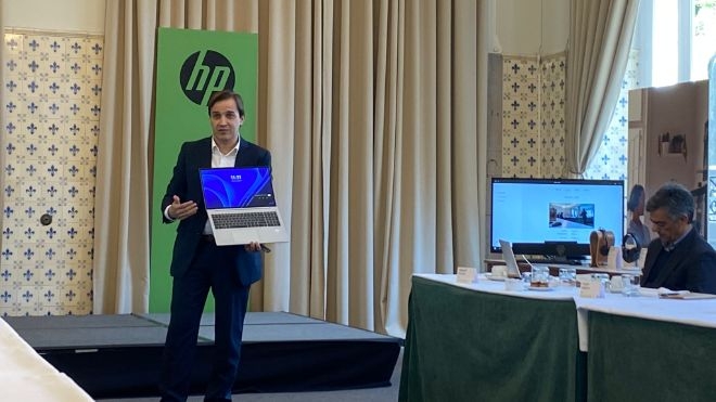 HP renova gama profissional com IA para “humanizar a experiência colaborativa”