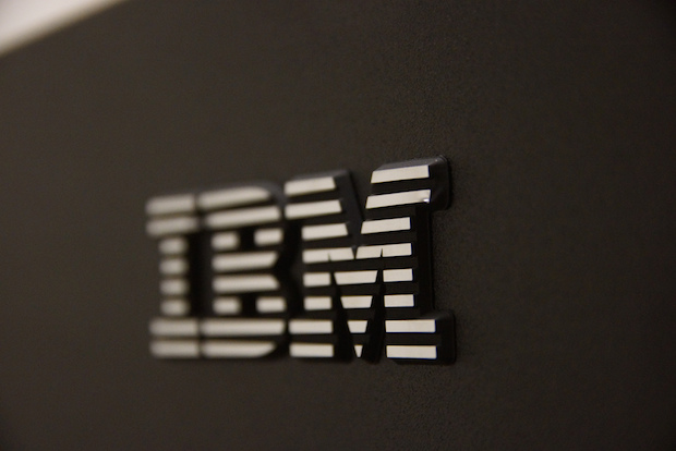 Lucros da IBM caem no quarto trimestre