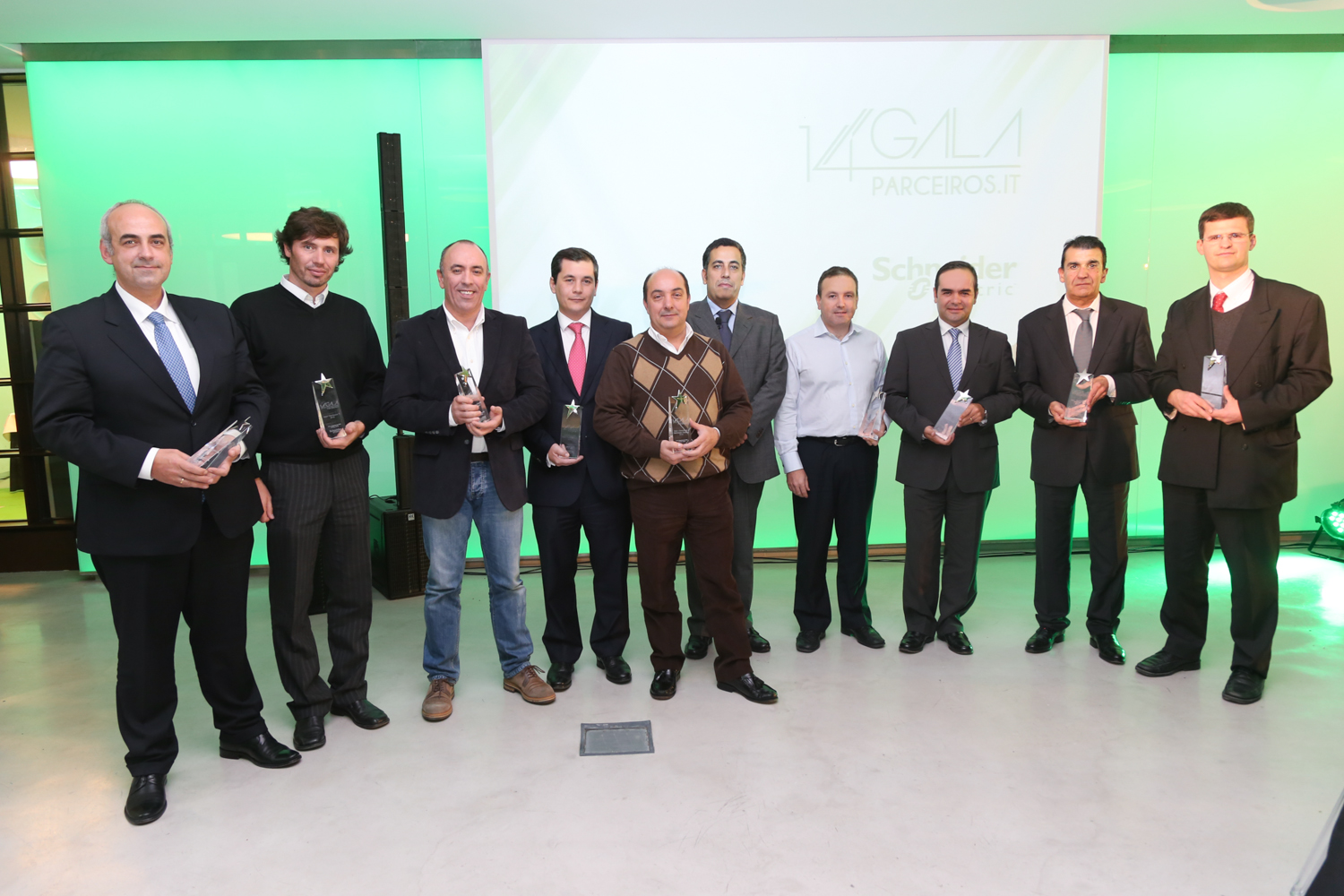  Schneider Electric distingue parceiros IT