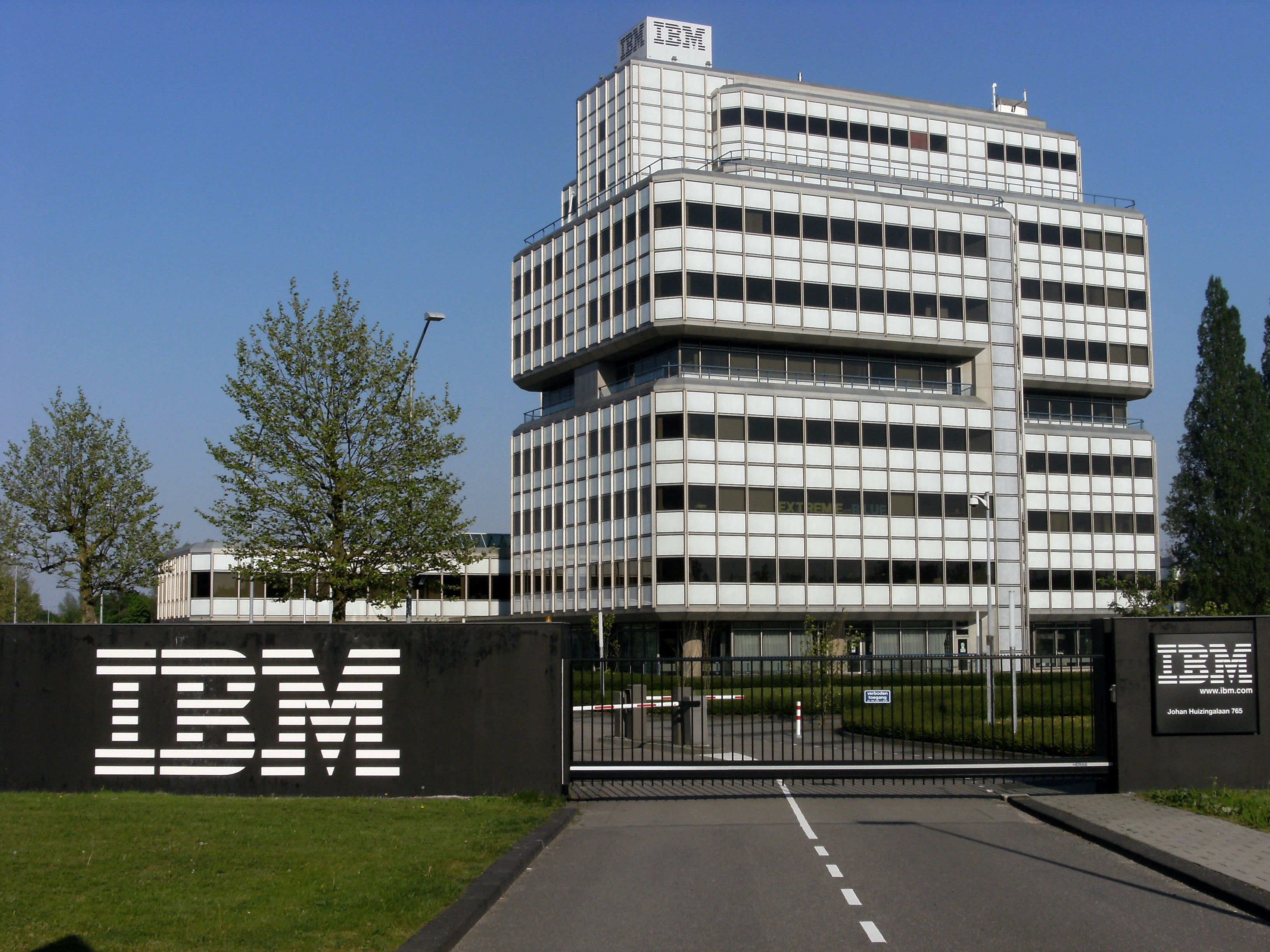 Negócio de servidores da IBM na mira da Dell e Lenovo