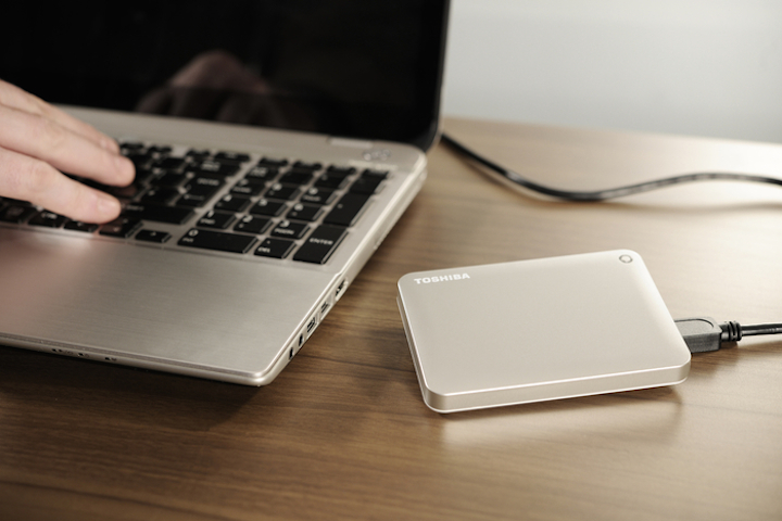 Toshiba apresenta primeiros discos externos de 2,5 e 3 TB 